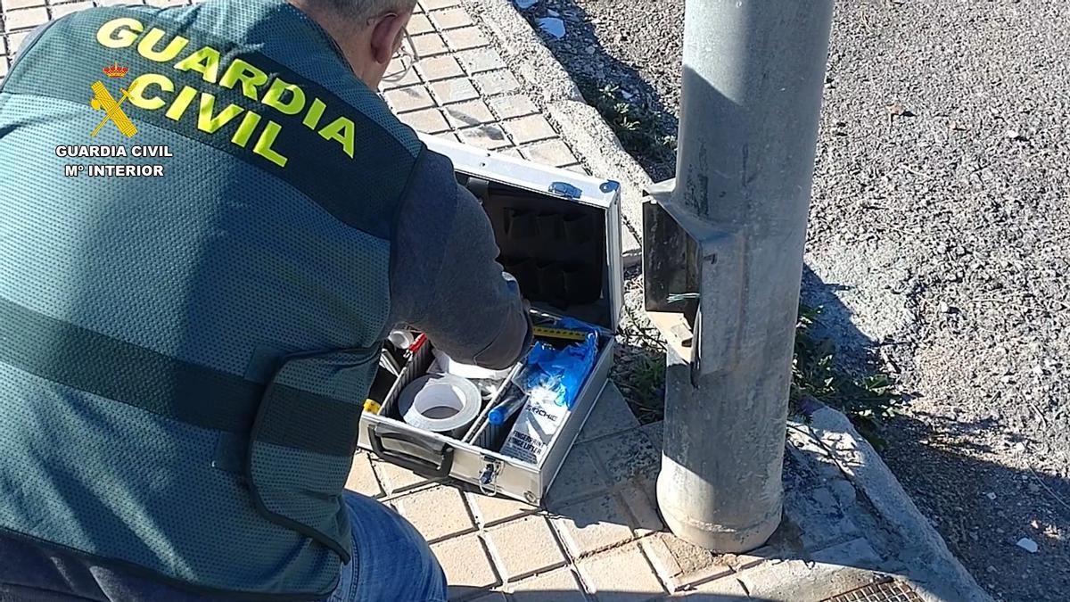 Una de las farolas de donde sustrajeron el cableado