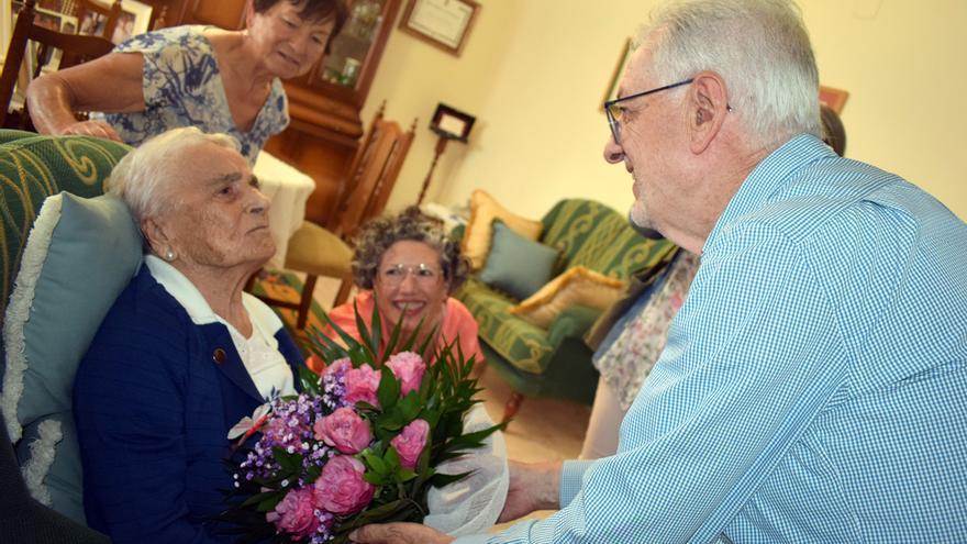 O alcalde de Valga visitou e entregoulle un ramo de flores a Regina Grela, que cumpre 103 anos