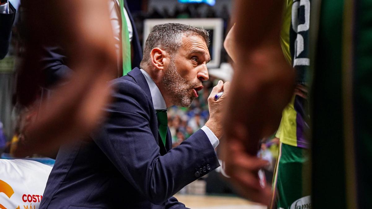 Ibon Navarro da indicaciones a los jugadores en el Martín Carpena.