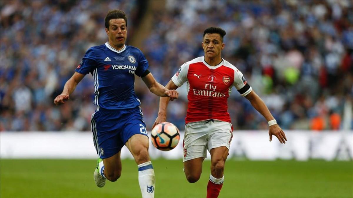 César Azpilicueta, en la final de la FA Cup pugnando con Alexis Sánchez