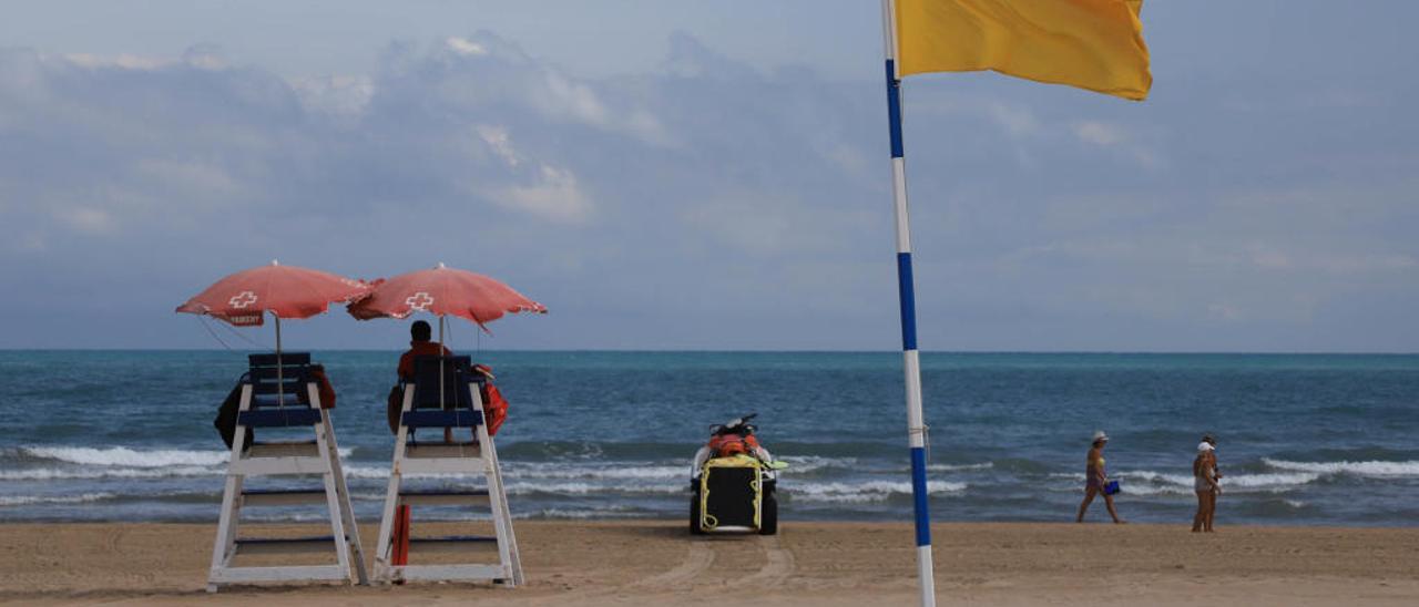 La DANA y el frío abortan el plan para mantener abierta la playa de Gandia