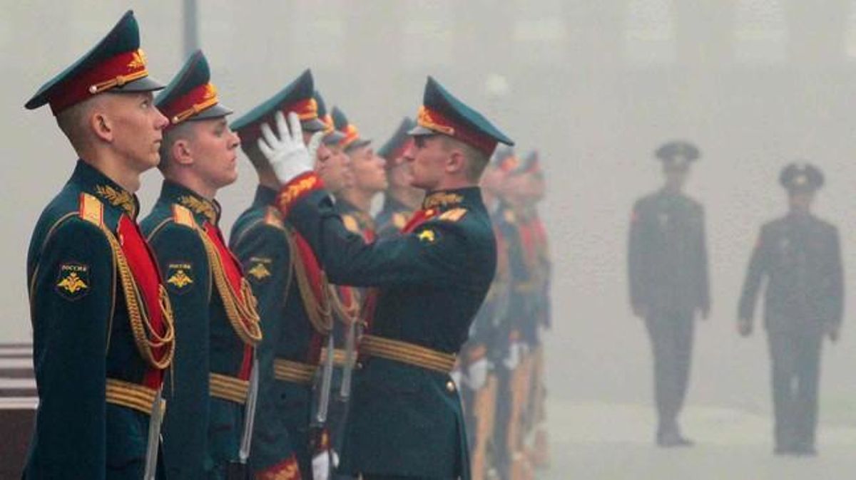 Una cerimònia a la Tomba del Soldat Desconegut enmig al fum a Moscou.