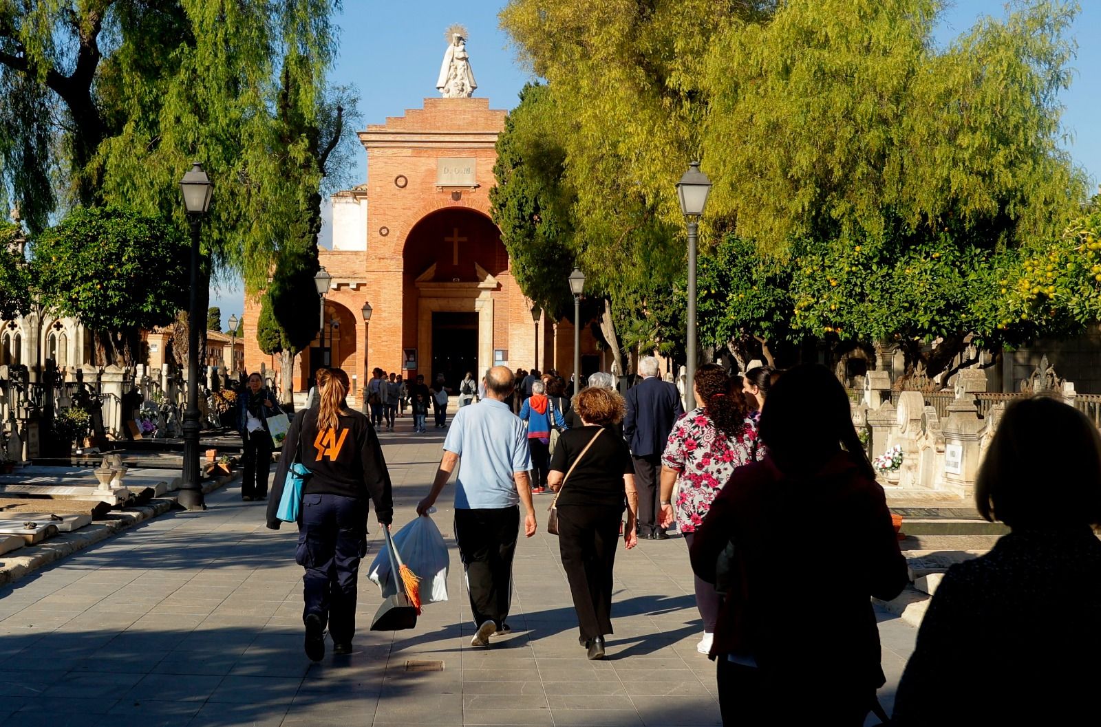 Los valencianos adelantan su visita al cementerio para evitar aglomeraciones