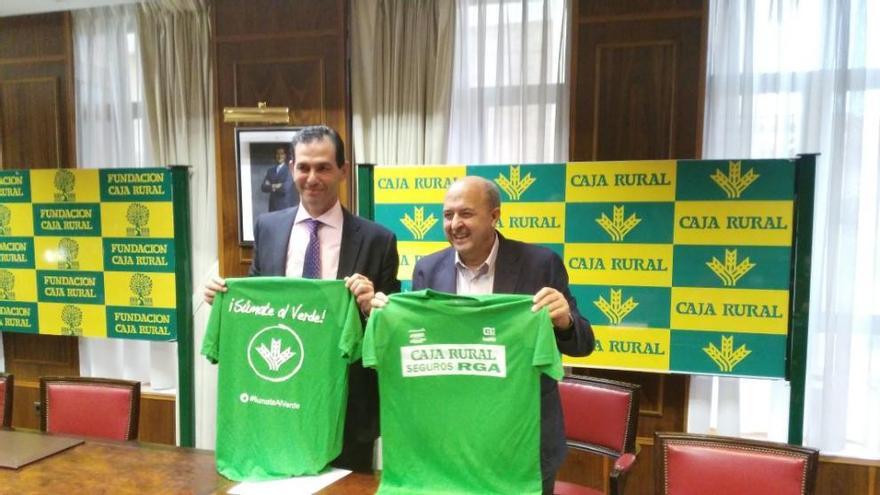 Ángel Gangoso y Feliciano Ferrero con las camisetas de apoyo a la iniciativa
