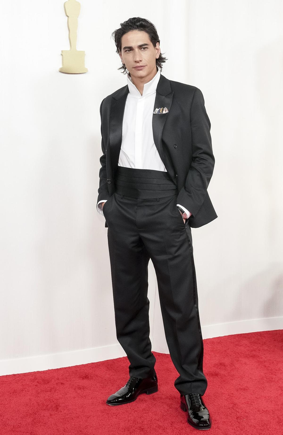 Enzo Vogrincic, de Loewe, en la alfombra roja de los Premios Oscar 2024.