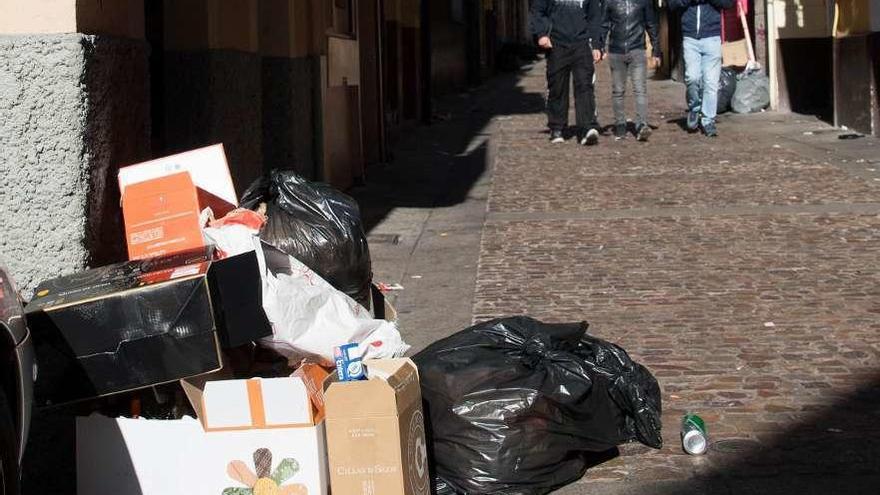 Cajas y bolsas de basura en Herreros, el sábado por la mañana.