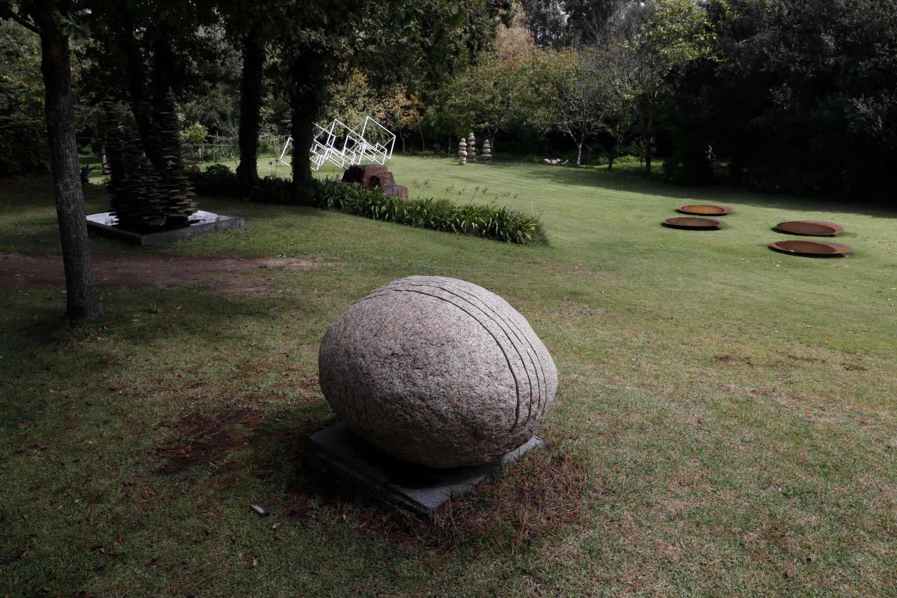 Manolo Paz, el escultor que penetra en la piedra