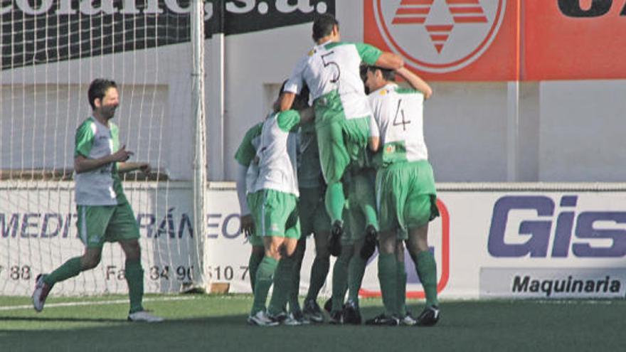 Los jugadores del Novelda esperan celebrar hoy varios goles en el campo de La Magdalena.