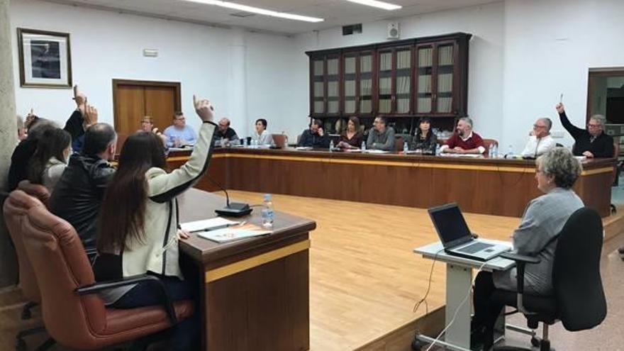 Momento del pleno en el que la oposición vota en contra de celebrar el Debate del Municipio.