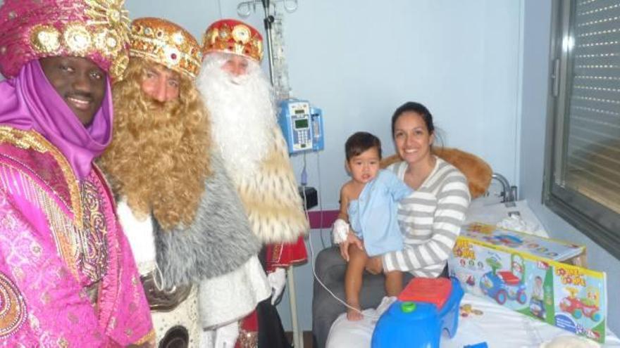 Melchor, Gaspar y Baltasar visitaron la planta de Pediatría del Hospital de Sant Joan.