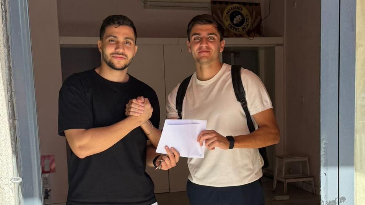 Marouan y Álvaro, en los inicios de Purakaí: dos amigos madrileños que invierten sus ahorros en su primer negocio y arrancan con la ambición de hacerlo crecer en la ciudad.