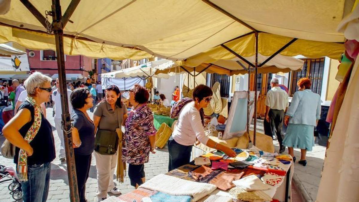 Un grupo de personas pasea por el mercadillo Zacatín en ediciones anteriores.