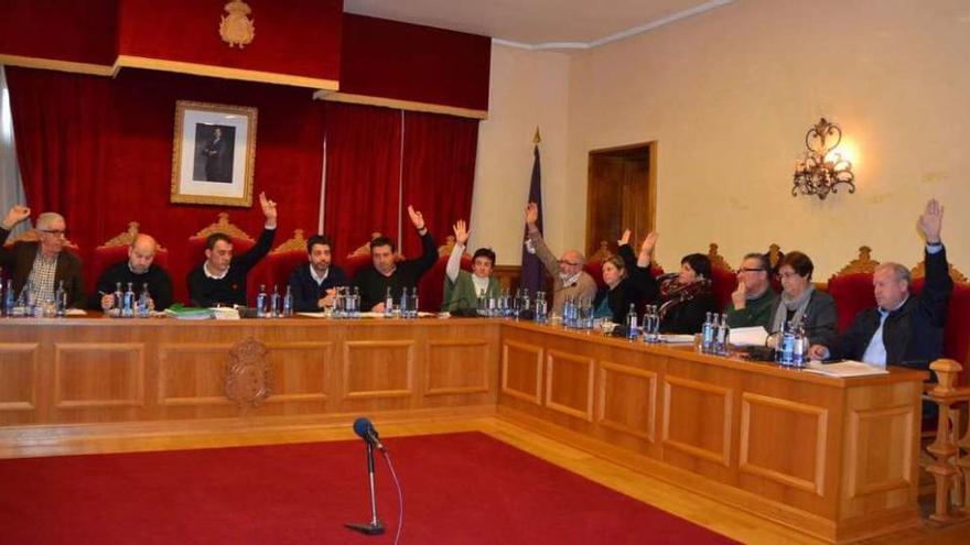 Miembros del grupo de gobierno y José Manuel Sousa (1º dcha.), ayer, votan a favor del presupuesto. // J.V.
