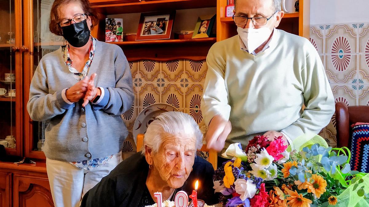 Martina sopla las velas junto a su hijo, José y la concejala, Amalia