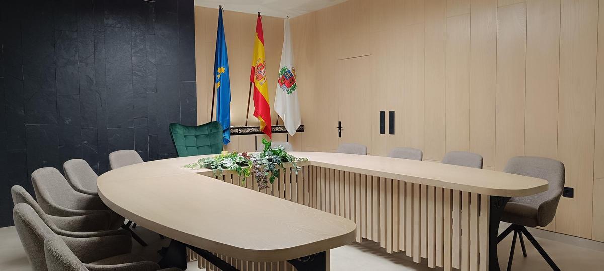 Imagen de la mesa en la que tomarán asiento los concejales.