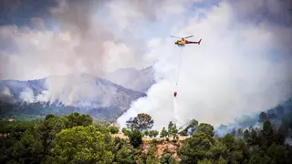 Directo | Los bomberos avisan de un incendio "de larga duración" si las llamas entran en Els Ports
