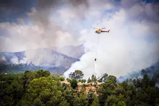 Así trabajan los bomberos en el incendio de Paüls