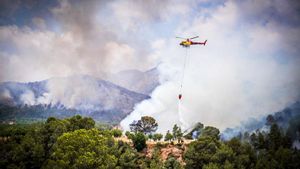 Así trabajan los bomberos en el incendio de Paüls