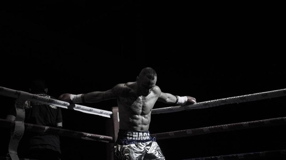 Isaac Real, ’Chaca’, se concentra antes de su combate, en una velada de boxeo en La Farga de L’Hospitalet.