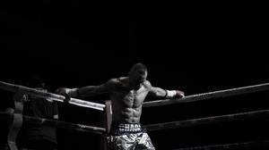 Isaac Real, ’Chaca’, se concentra antes de su combate, en una velada de boxeo en La Farga de L’Hospitalet.