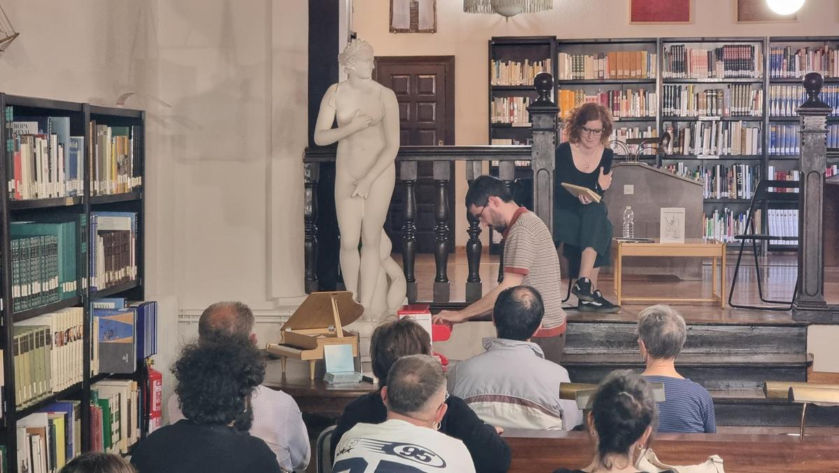 Vicente Urones toca una de sus obras con un piano de juguete.