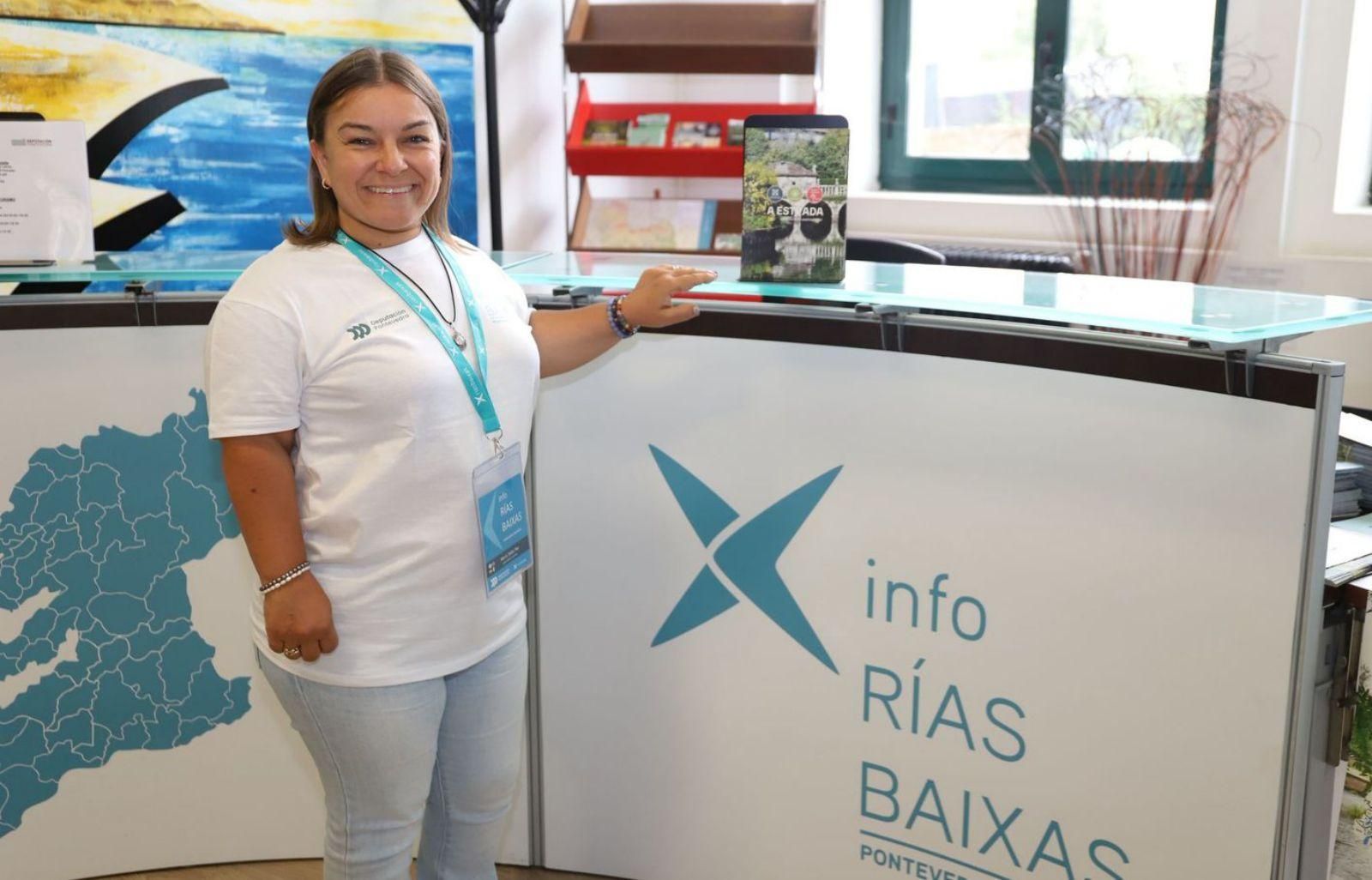 La responsable de la oficina de turismo en la Casa das Letras de A Estrada.