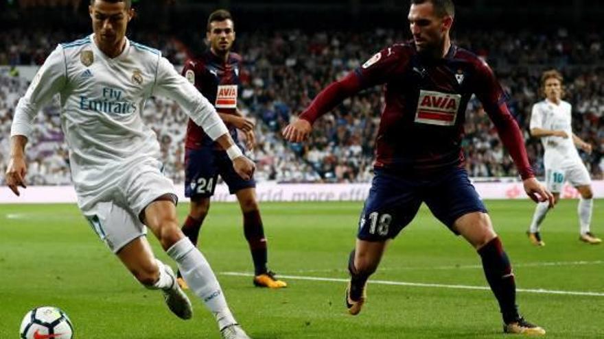 Cristiano Ronaldo controla la pilota tot i la pressió d&#039;Arbilla (Eibar).