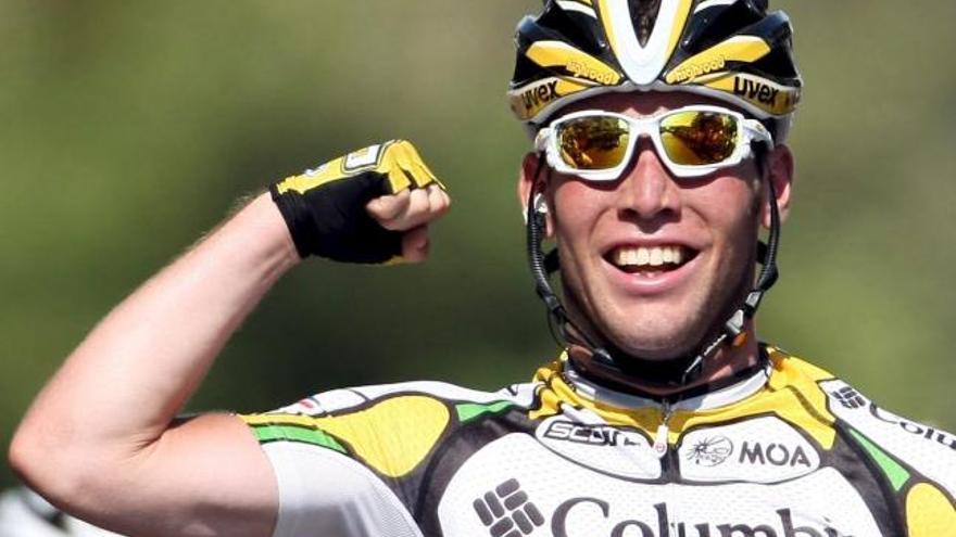 El ciclista británico Mark Cavendish, del Columbia, celebra tras ganar la segunda etapa del Tour&#039;09, con salida en el Principado de Mónaco y llegada a la ciudad francesa de Brignoles y 187 kilómetros de viaje, en Brignoles, Francia, hoy, domingo 05 de julio.EFE/IAN LANGSDON