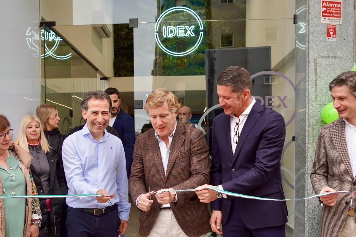 El alcalde de Badajoz, Ignacio Gragera, en la inauguración de la nueva clínica de Idexdental en Ubicada en el barrio de San Roque, en la Avenida Ricardo Carapeto Zambrano de Badajoz.