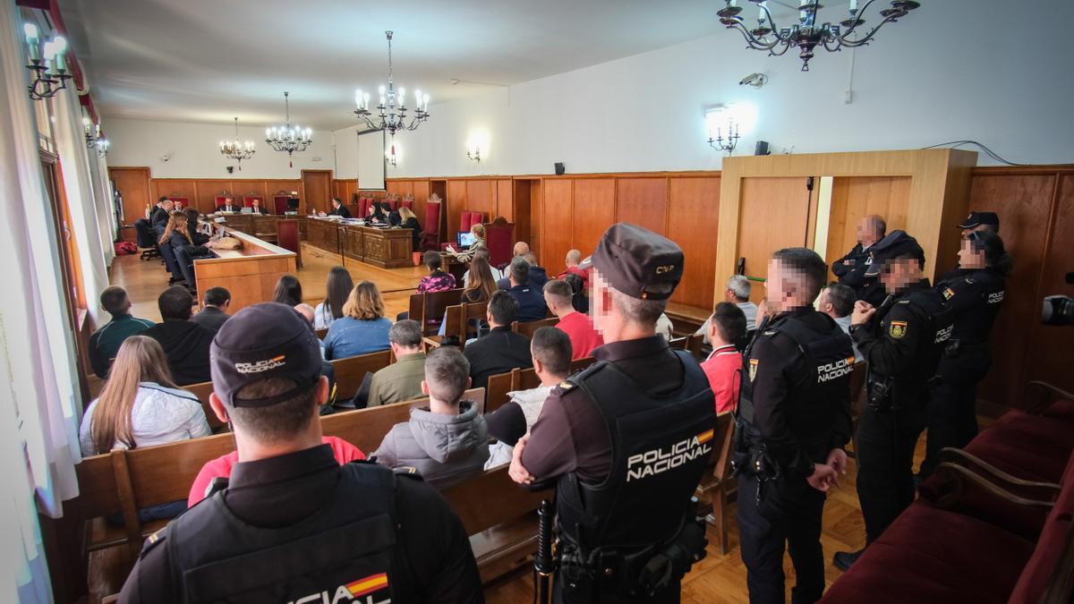 Los acusados en la primera sesión del juicio en la Audiencia Provincial de Badajoz este lunes.