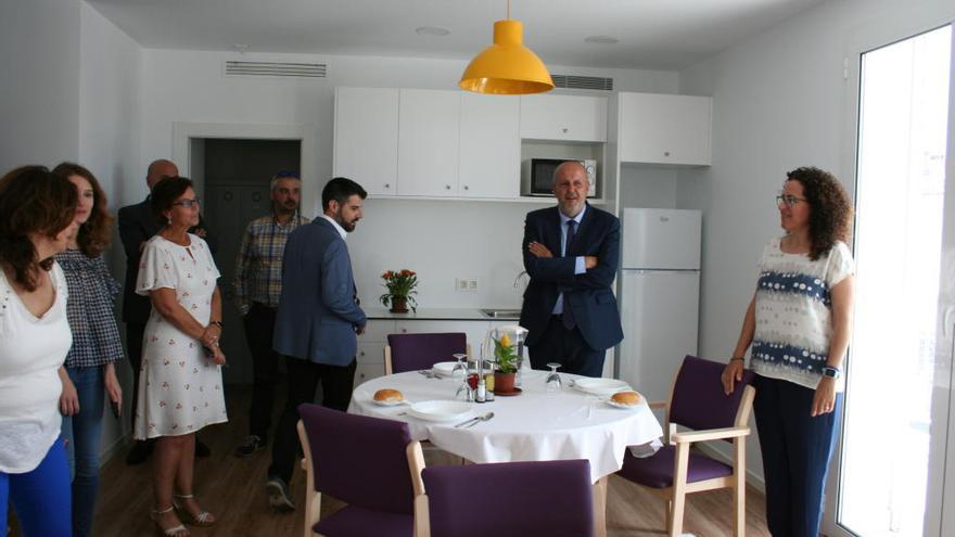 El presidente del Consell, Miquel Ensenyat, la presidenta del IMAS, Margalida Puigserver, el  vicepresidente del IMAS, Javier de Juan  y la directora de Atención a la Dependencia, Regina Moll durante la inauguración