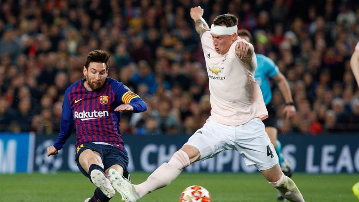 Leo Messi ha convertido en gol dos latigazos ante el Manchester United