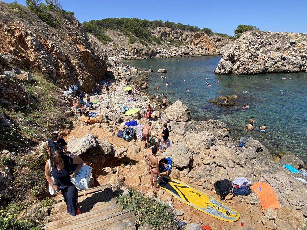 Banyistes a la cala de l’Illa Mateua de l’Escala el 2023, malgrat estar tancada i amb el bany prohibit pel risc de despreniment de roques.