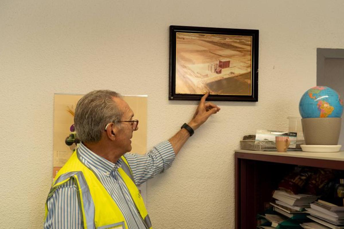 Rafael Sánchez Olea muestra la fotografía de Cobadu en sus inicios
