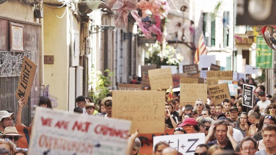 Juntos pero no revueltos: izquierda y derecha, unidas contra la saturación turística en Sóller y separadas por las banderas