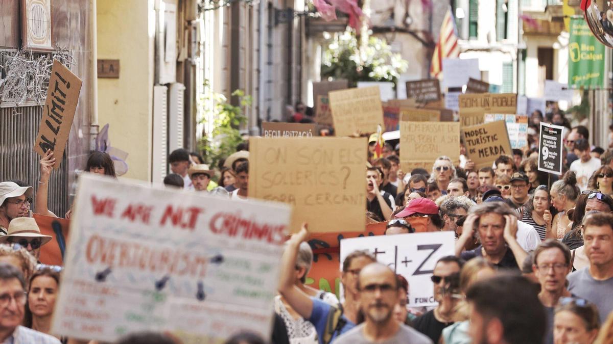 Juntos pero no revueltos: izquierda y derecha, unidas contra la saturación turística en Sóller y separadas por las banderas