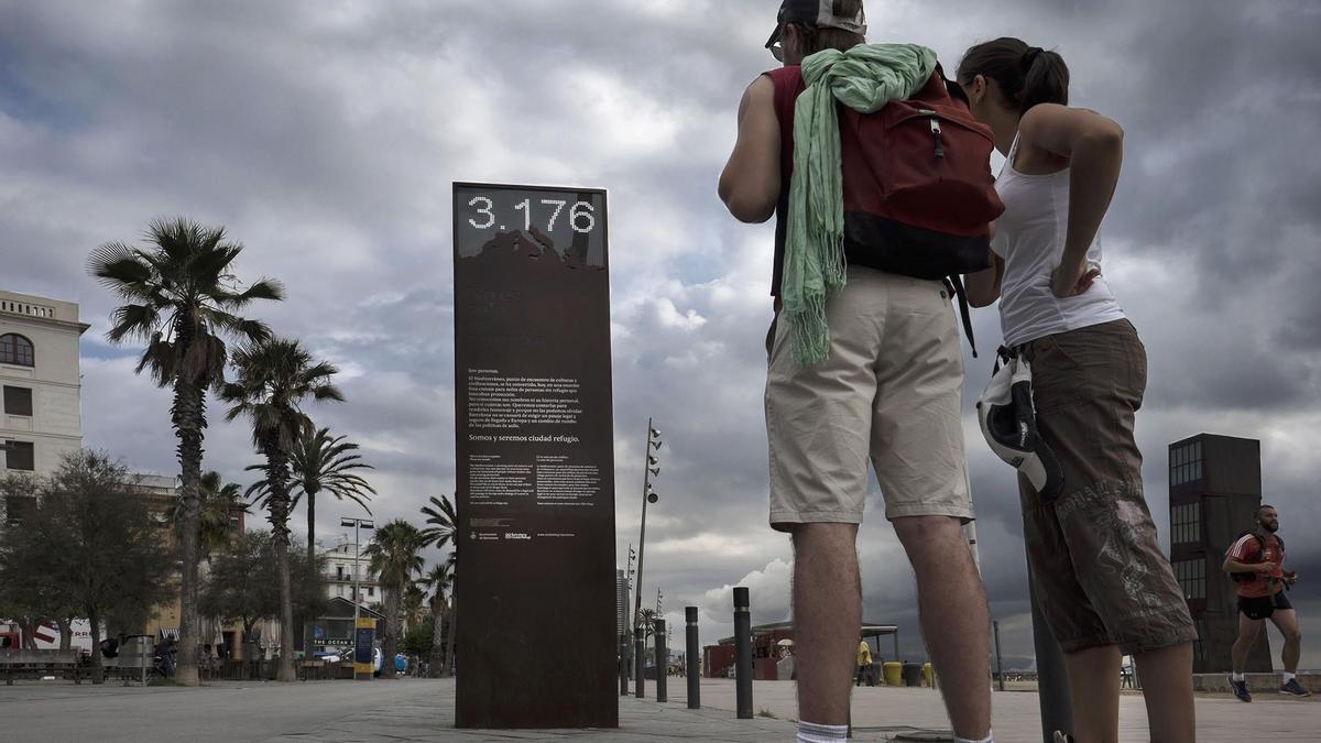 Contador de refugiados muertos en el mar Mediterráneo en la Barceloneta