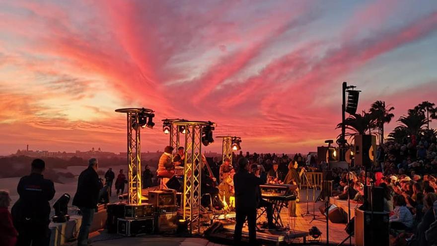 Imagen del concierto de Navidad de Mestisay en la zona de las dunas de Maspalomas.