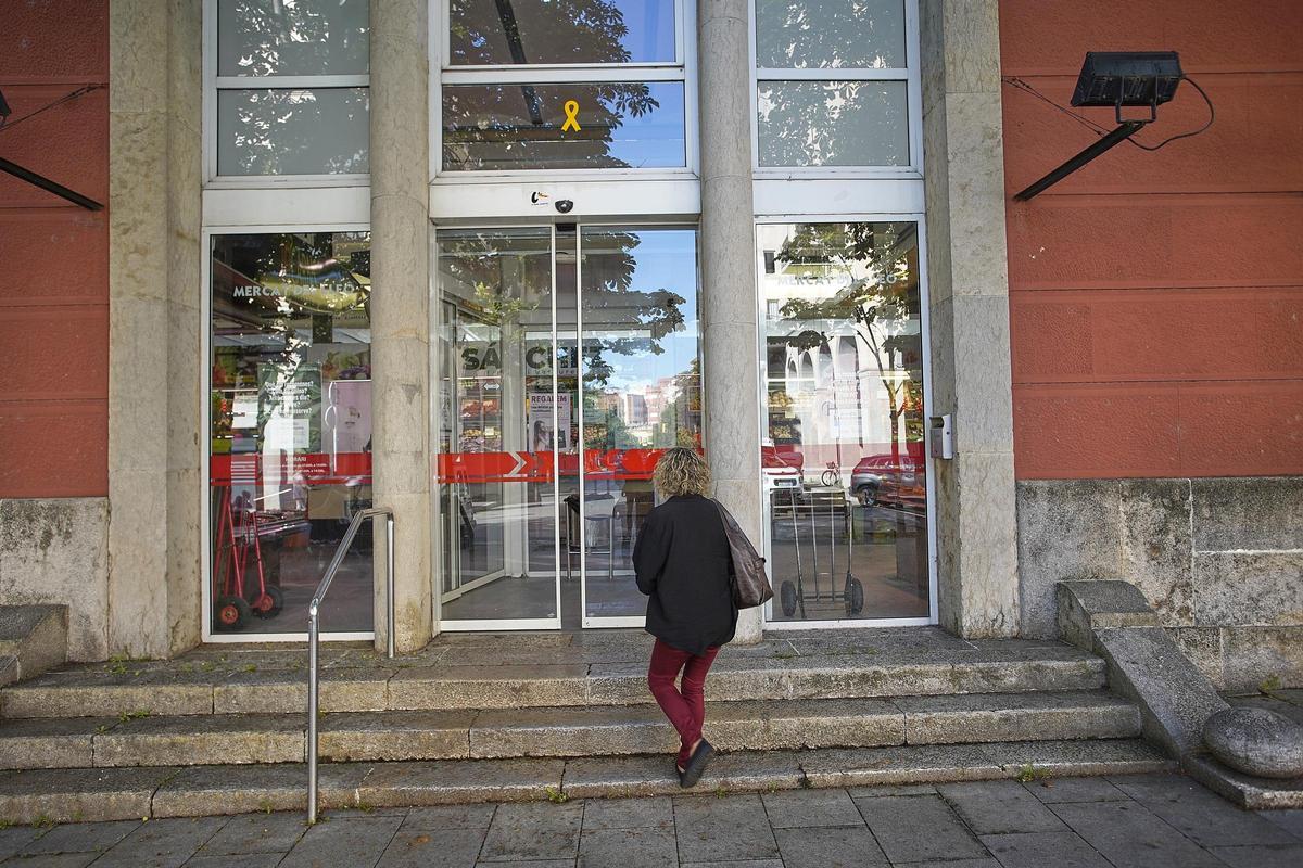La porta del Mercat del Lleó que dona accés a la Gran Via Jaume I.