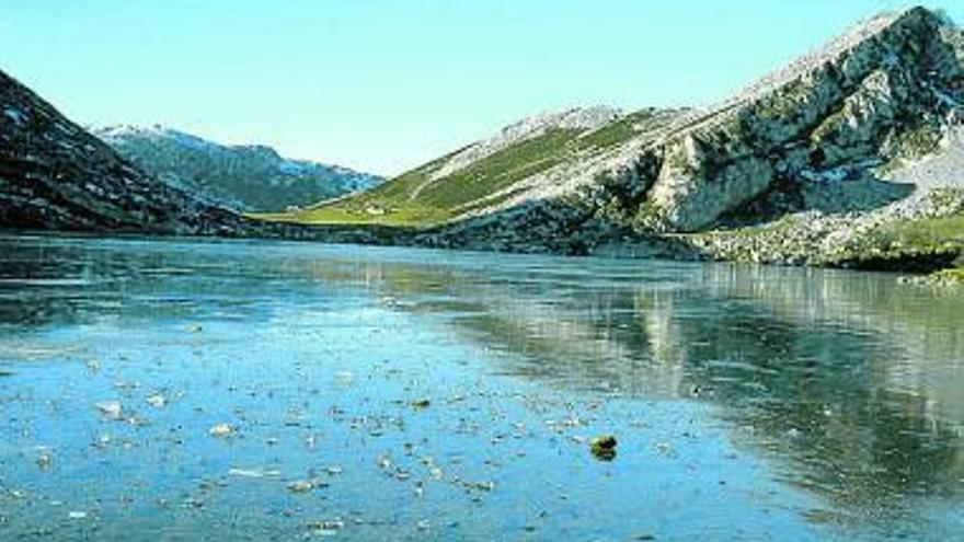 Fotografías interpretadas de las morfologías glaciares en la canal del Texu (arriba) y en la canal de Amuesa (abajo), dos de las ocho paradas de interés geológico propuestas en el itinerario de Bulnes.