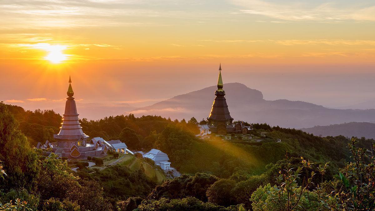 Las pagodas gemelas reales Phra Mahathat Noppamethanedon y Phra Mahathat Nopphonphusiri
