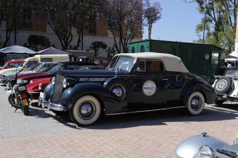 Lo coches antiguos conquistan  el Cuartel de Artillería