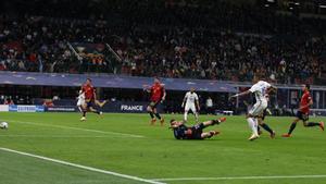 El gol de Mbappé divideix els àrbitres i genera una allau de crítiques