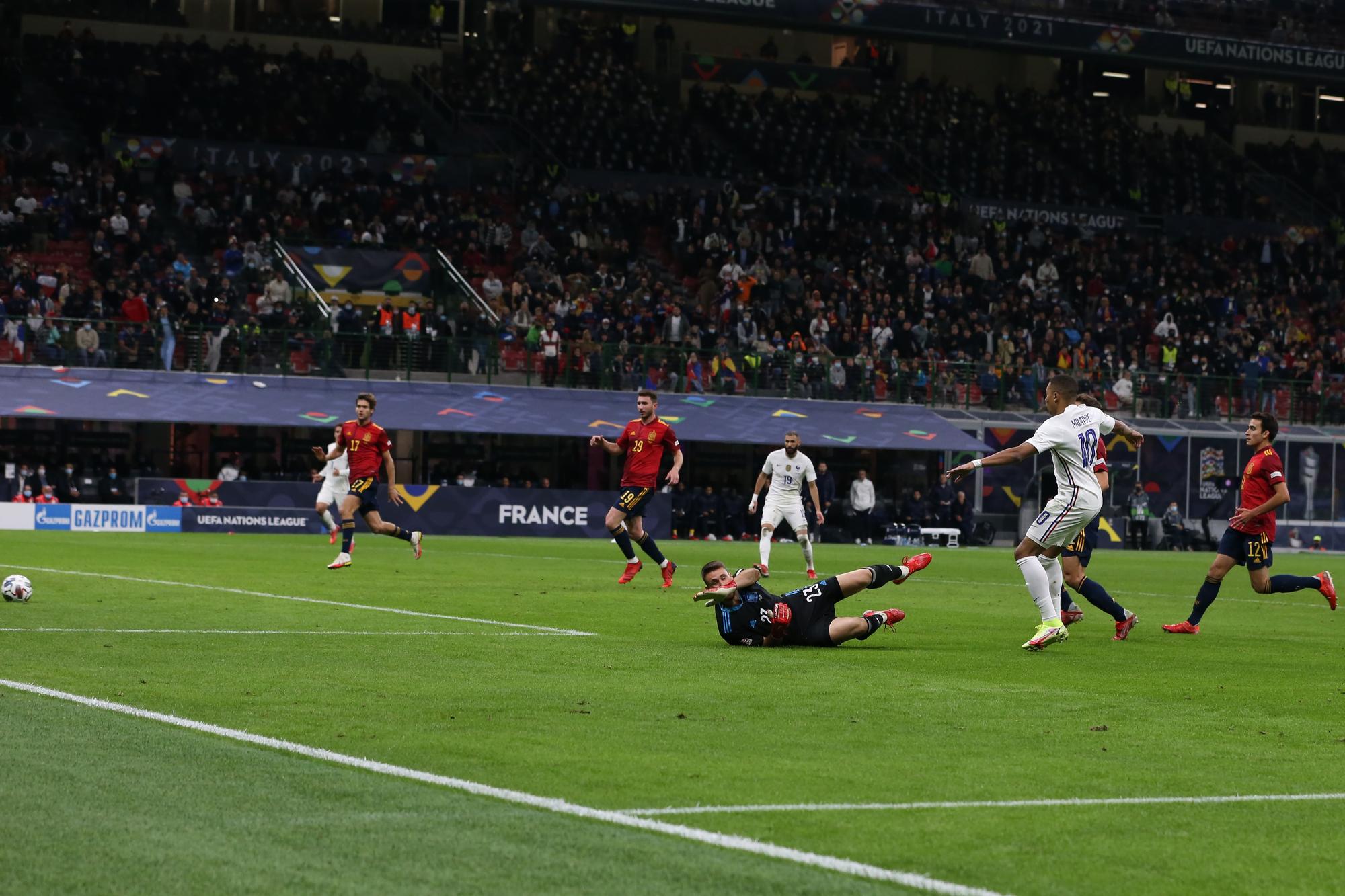 Mbappé supera a Unai en la jugada clave de la final.