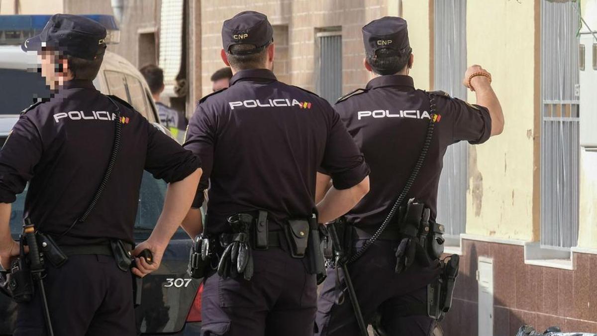 Agentes de la Policía Nacional de Elda-Petrer durante una intervención en el barrio de Numancia.