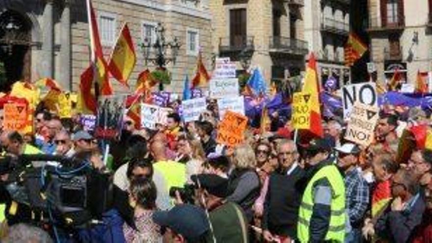 Alguns dels congregats ahir per SCC, a la plaça de Sant Jaume