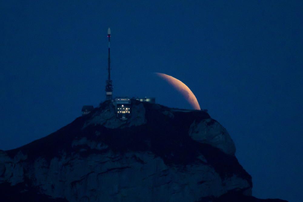 Así se ha visto el eclipse lunar en el mundo