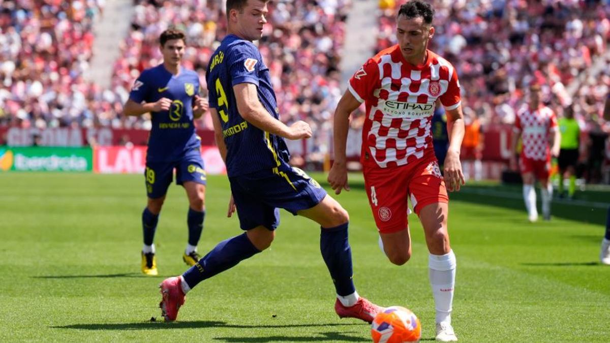 Arnau Martínez se'n va de Sorloth en el partit de la temporada passada (0-4)