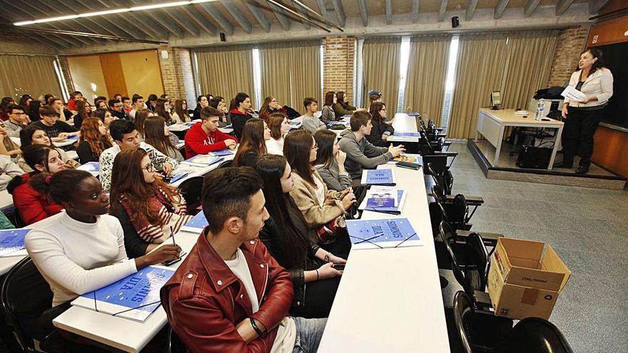 Una aula de la facultat de Turisme i Lletres de la UdG, plena de futurs estudiants, en una imatge d&#039;arxiu.