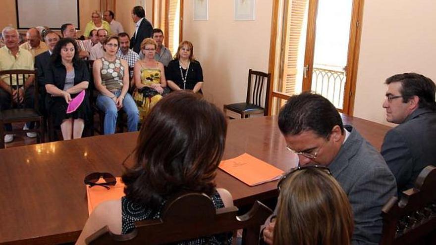 Reunión del conseller Serafín Castellano con los alcaldes de la mancomunidad de El Xarpolar, ayer en Planes